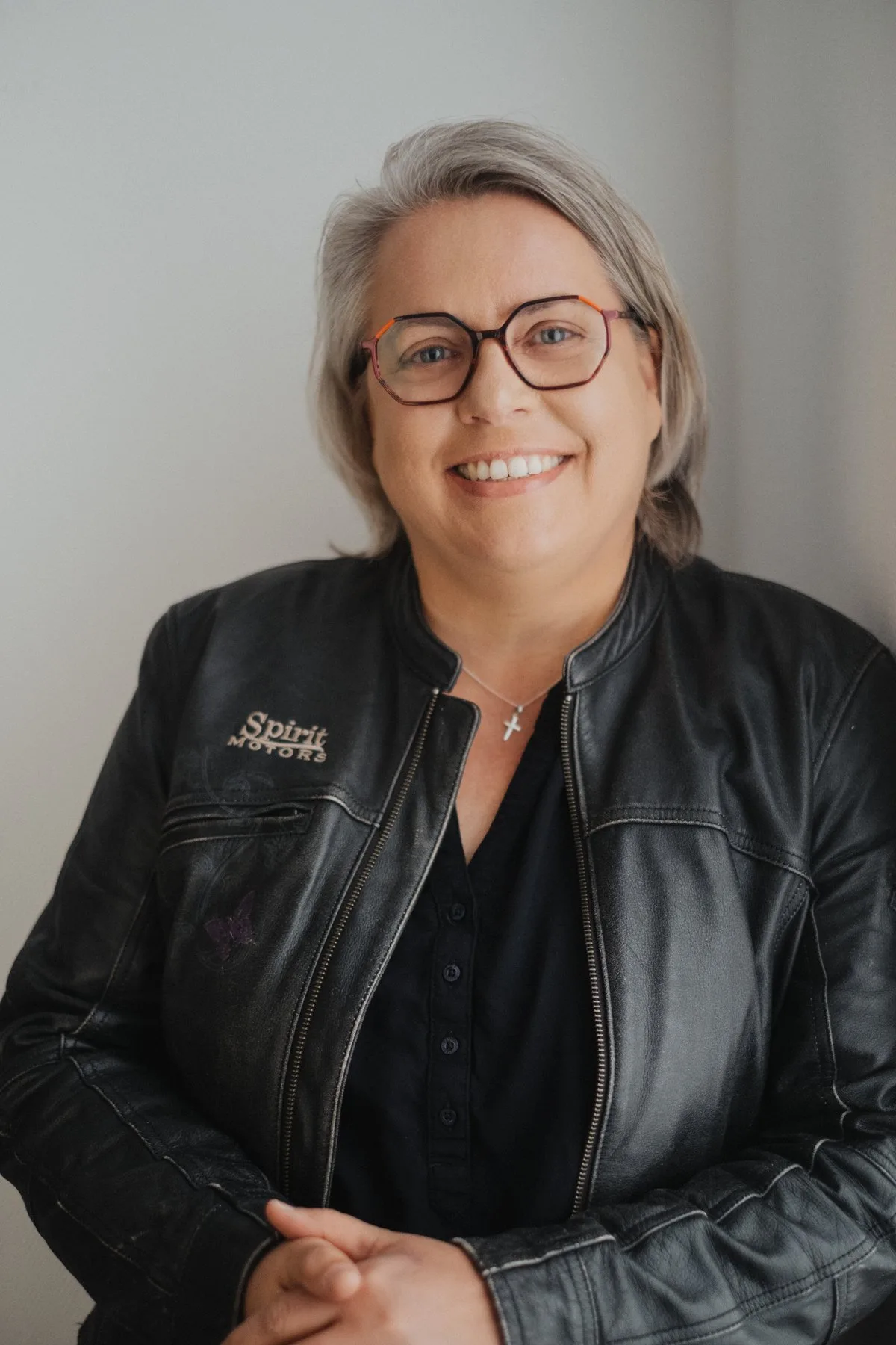 Kirsten Biema in schwarzer Lederjacke, sie lacht